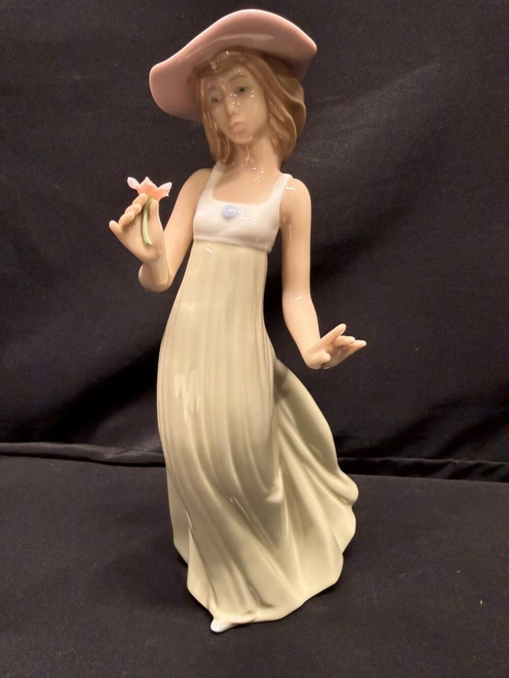 Nao Lladro Darsy Porcelain Woman Figurine Gentle Breeze Flower 1991 Handmade 10"